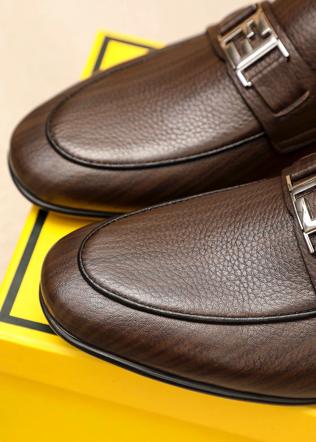 Men's shoes 💰442 💐 Product trademark: FENDI [Fendi] casual leather shoes Regular size: 38-44 (45🉑️customized) Product materials: Selected imported first-layer pebbled cowhide leather upper + luxury hardware buckle, imported cowhide leather lining. Strong three-dimensional visual effect, rubber outsole Color: 1⃣️color optional